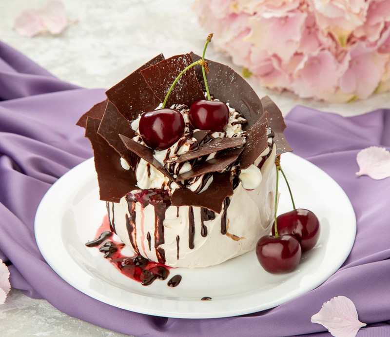 Pavlova mini cake, cherry-chocolate