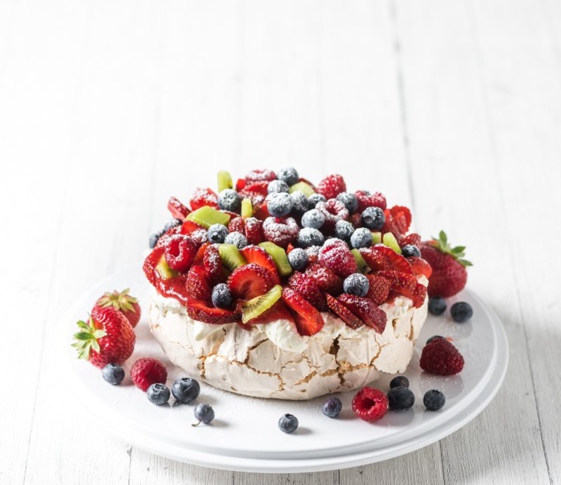 Pavlova cake, a classic berry mix